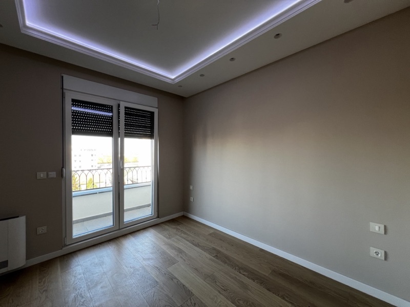 Spavaća soba sa LED osvetljenjem plafona